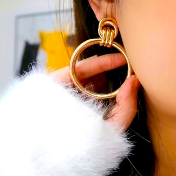 gold hoop earrings - Picture 1 of 2